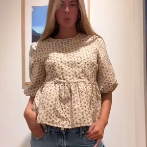 Blus från sofie schnoor - Superfin blus som kan användas ut och in också för att få ett annat mönster🥰köpte här på plick för 350 men säljer då den inte kommit till någon användning 🥰lånade bilder 