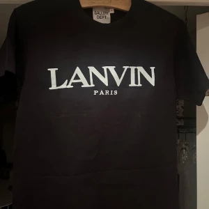 Lanvin x gallery dept t-shirt - Svart t-shirt från Lanvin Paris med stor vit logga framtill. Klassisk rund hals och korta ärmar. Jättefint skick