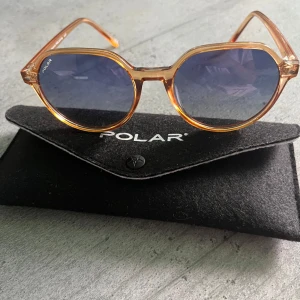 Solglasögon - De är som nya, har bara använts några få gånger. Detta är även ett väldigt bra pris då jag köpte dem för mycket mer. Solglasögonens skyd ingår även i priset.