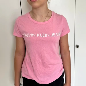 Rosa CalvinKlein t-shirt💕💕 - Rosa CalvinKlein t-shirt i nyskick💕