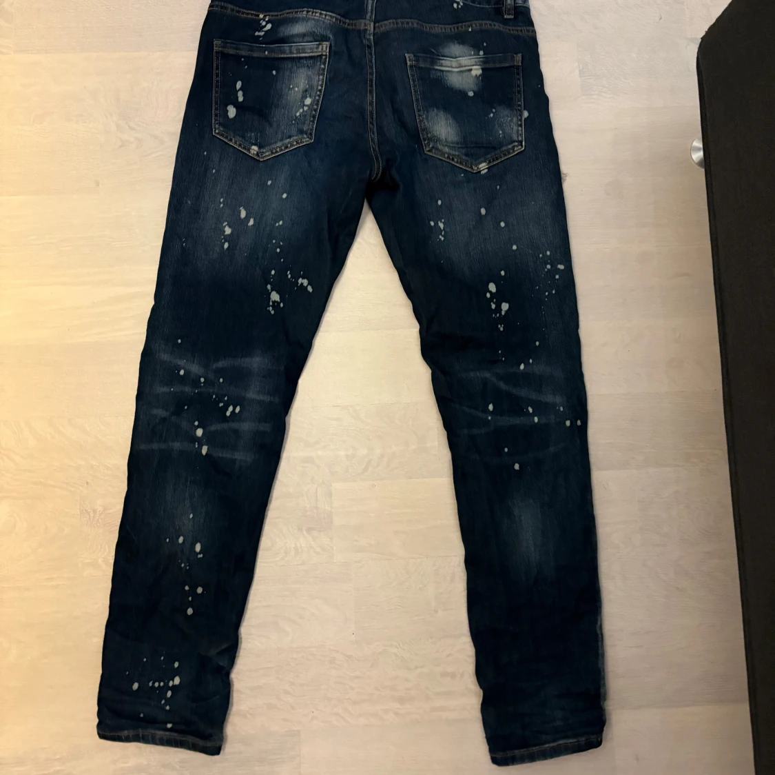 Mörkblå ripped jeans från HESNTLS - 2