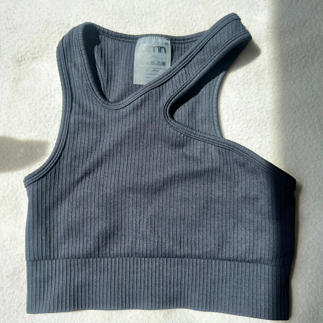 Svart ribbad topp från Aim'n