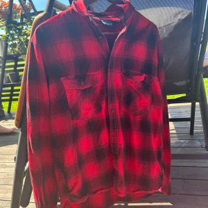 Rödrutig skjorta  - Fint tjockt material, Används ej längre, jag städar ut min garderob :)