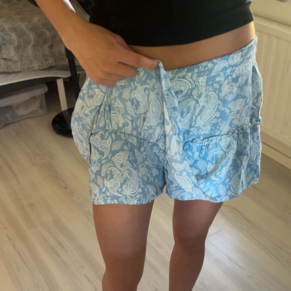 Blå kortkjol med volang och knyt - 2