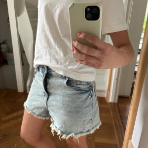 Ljusblå jeansshorts  - Säljer mina ljusblå jeansshorts💕sitter lågmidjat och lite baggy på mig som har s/m☀️