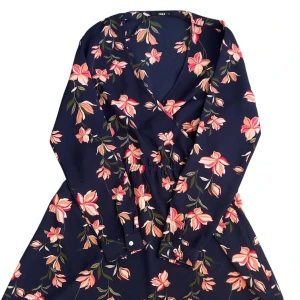 Mörkblå blommig omlottklänning Only - Supersöt mörkblå omlottklänning från Only med rosa och ljusorange blommor. 