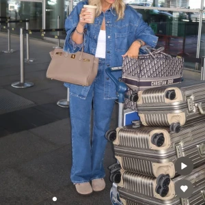 Lojsan Wallin x nakd jeans - Säljer mina jeans från Lojsans kollektion med nakd, de är aldrig använda och endast testade💞 storlek 34 men passar lätt en 36 också☺️Sååå fina!!!