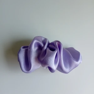 Ljuslila hårklämma i satin handgjord  - Superfin hårklämma i ljuslila satin med scrunchie-look. Hårklämma är 8cm lång och aldrig använd 