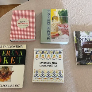 Det suveräna köket: Mindre fett/läckrare mat - Inspirerande kokbok för dig som vill laga god mat. Vissa böcker är även perfekt för unga vuxna som vill äta hälsosamt utan att kompromissa med smaken. Fylld med färgstarka recept och smarta tips för ett fräschare kök. 50kr/st! Osäker på exakt vikt per bok 