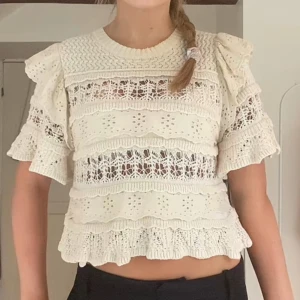 Vit stickad blus med volang - Såå söt stickad blus ifrån Zara, nypris ca 349kr💝 säljer för 199🥰, mycket bra skick! 