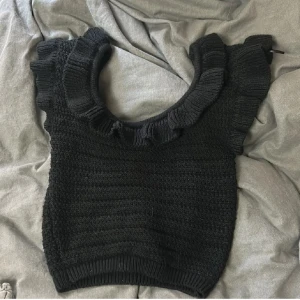 Topp med volanger  - Super fin tröja med lite volanger ifrån hm❣️