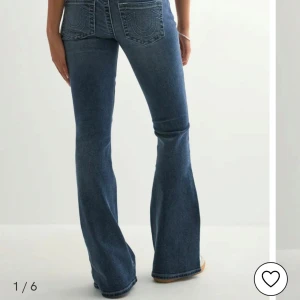 True Religion blå bootcut jeans - Snygga blå jeans från true religion. Låga i midjan och långa på mig som är 175 cm. Använda fåtal gånger. Skriv privat för bilder!