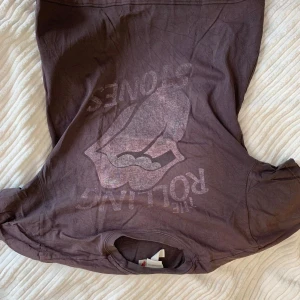 Rolling Stones tröja H&M - Säljer en kortärmad tröja från H&M med Rolling Stones tryck framtill. Tröjan är väl använd och ganska solblek. Sitter som en S
