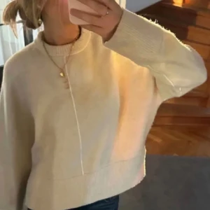 Stickad tröja  - Supermysig beige stickad tröja med lång ärm och relaxed fit. Den är ganska nopprig men ändå bra skick, lånad bild💗