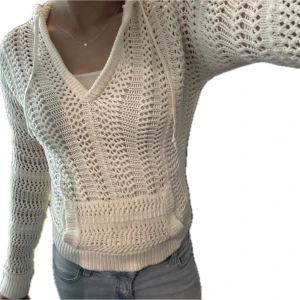 Vit stickad hoodie från Tommy Hilfiger  - V-ringad stickad hoodie från Tommy Hilfiger! Storlek S 