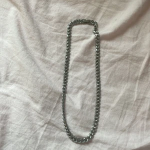 Silverfärgat kedjehalsband från Edblad  - En relativt ny och fin silver kedja från Edblad. Använd en gång. Säljer pga denaldrig använts. Nypris 599kr men pris kan diskuteras. Hör av en om mer bilder eller frågor☺️