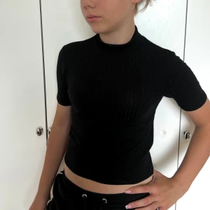 Svart t-shirt - Ribbad t-shirt från GinaTricot❤️‍🔥
