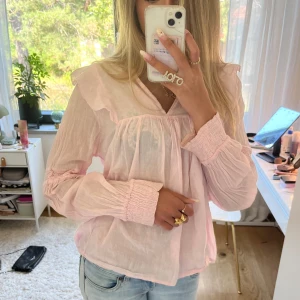Rosa Blus💗 - Superfin blus från Fashion tiger! Passar perfekt nu i sommar💕Står storlek XXS-XS men skulle säga att de liknar XS-S mer. Skriv för fler frågor eller bilder och kolla min caption för mina standards!