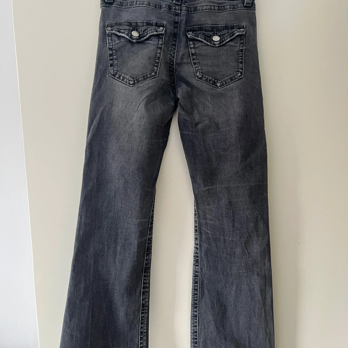 Grå bootcut jeans från Gina Tricot - 1