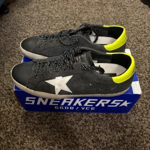 Golden Goose - Golden Goose sneakers i storlek 45. Väldigt fint skick med box