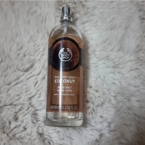 The Body Shop Coconut Body Mist - Body mist från The Body Shop med kokosdoft. 100 ML flaska, ca 30-40% kvar enligt bild.