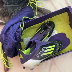 Adidas F50 laceless - Säljer dessa F50 utan snören eftersom de kommer inte till användning. Bra skick, sällsynta. Storlek 44. Kom med frågor om ni har.