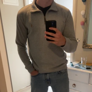 Grå half zip tröja från Polo Ralph Lauren - Säljer en grå half zip från Ralph Lauren. Storlek L