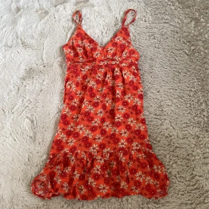 Orange blommig sommarklänning BikBok XS - Supersöt orange (lite inslag av röd) kortare klänning från BikBok. Axelbanden är justerbara!!😊