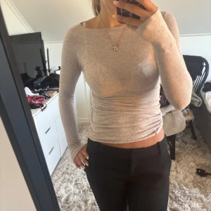 Intimissimi tröja  - Supersnygg ljusgrå långärmad tröja med tight passform och rund hals. Tunn och stretchig i mjukt bomullsmaterial, perfekt att styla med jeans eller kjol. Enkel och clean look som funkar året runt.