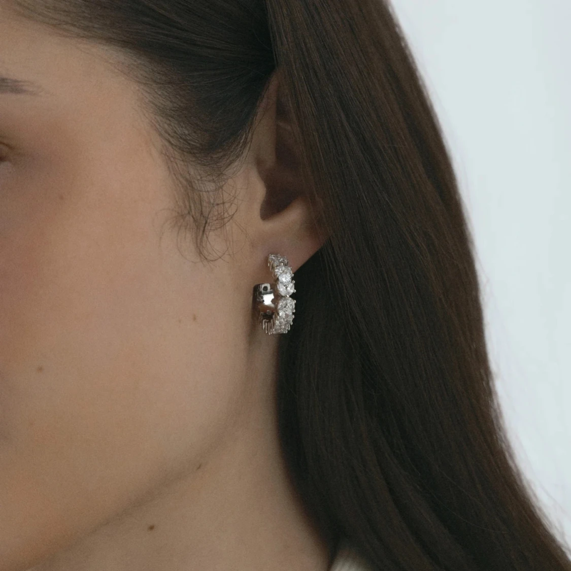 Queen örhängen silver från Mockberg