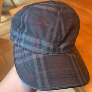 Blå Burberry keps - Säljer denna riktigt snygga burberry keps. Skick 9/10. Storlek M. 