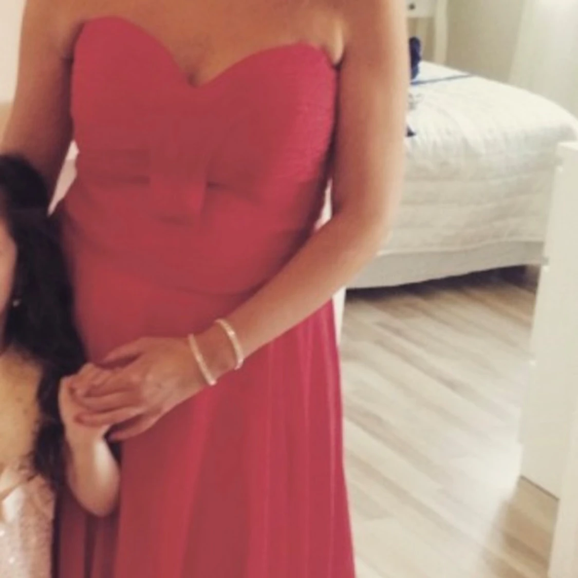 Axelbandlös röd långklänning med slits - 4