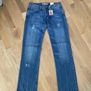 Blåa jeans - Helt nya blåa herr jeans. Midja: 39, midjehöjd: 23, innerben: 85