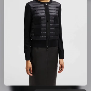 Svart cardigan jacka från Moncler - Säljer en svart cardigan jacka från Moncler med quiltad framsida och två fickor. Jackan har långärmade stickade ärmar och dragkedja framtill. Perfekt för dig som gillar en clean och stilren look. Helt ny, använd väldigt få tal gånger.(rep) därav pris. Fråga gärna om fler bilder!!💕💕pris kan diskuteras