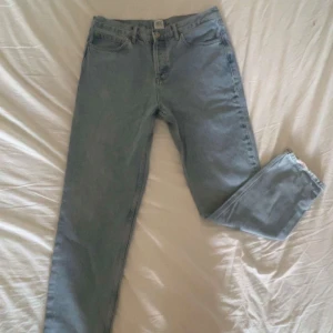 Ljusblå jeans från BDG Urban Outfitters - Säljer ett par ljusblå raka jeans från BDG Urban Outfitters. Klassisk femficksmodell med hög midja och raka ben. Jeansen är i mjukt denimtyg och har en enkel, clean look utan slitningar eller detaljer. Perfekta till sneakers eller boots.