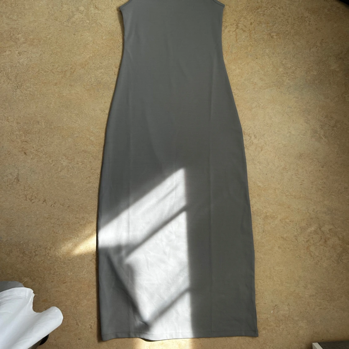 Grå långklänning med smala axelband - 3