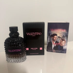 Valentino Uomo Born In Roma Intense 100ml - Parfymen Valentino Uomo Born In Roma Intense kommer i en cool, svart och transparent glasflaska med nitar och rosa detaljer. Flaskan är robust och har en lyxig känsla. Förpackningen är svart med rosa text och motiv. Doften är en eau de parfum intense.
