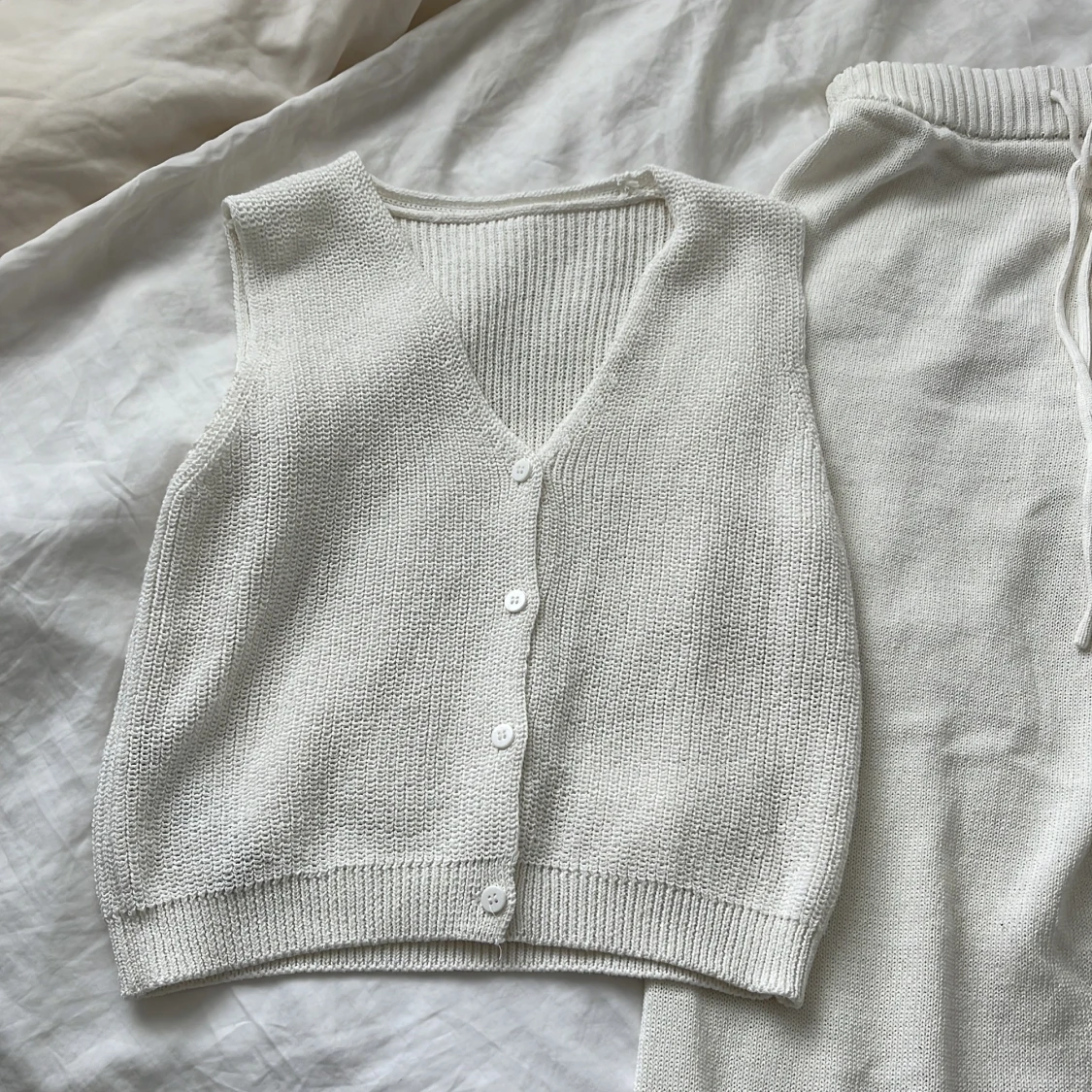 Vit stickad väst med knappar - 1
