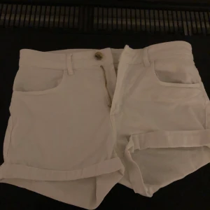 Vita shorts från H&M, strl 164 - Snygga vita shorts låg midjade shorts från H&M. Strl 164 men passar xs❤️❤️