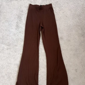 Bruna ribbade bootcut-byxor Divided - Sköna bruna tights- sitter lite tajt på mig men om du är yngre så passar de bra. De är stretchiga och väldigt sköna