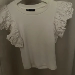 vit zara blus - sååå söt vit blus från zara i storlek s. bra skick med inga defekter. ❤️