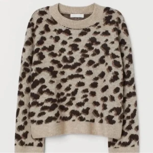 leopard kofta  - sååå snygg och trendig leopard kofta från hm! lappen där bak är borta men den passar xs-s. noppig pga användning men går enkelt o ta bort med en noppbortagre om man vill det. ❤️