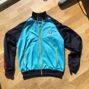 Blå Fred Perry zip - Tjena, säljer min ljusblå Fred Perry zip nästan aldrig använd. Har ni frågot är det bara att fråga. Mvh Anton 