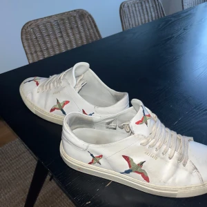 Axel Arigato Bird - Snygga vita Arigato Bird 90s skor(tror jag dem heter). De är i gott skick lite smutsiga snören men ett par nya vita snören kan tillhöra om du payar extra. Jag går med på byten dessutom. 