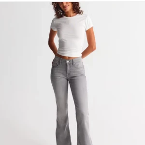 Grå bootcut jeans  - Säljer ett par snygga gråa bootcut jeans. Storlek S/36 och är i mid waist. Använda ett fåtal gånger. På andra bilden ser dem ljusare ut än vad dem är. 