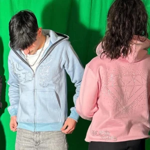 Rhinestone kofta - Rhinestone tröja köpt den ett UF-företag som jag inte kommer ihåg namnet till. Köpt för två år sen men har inte kommit till användning, har inga defekter, mycket bra skick. Nypris: 799kr Mitt pris: 399kr. Kontakta mig vid frågor och pris kan alltid diskuteras💕😊