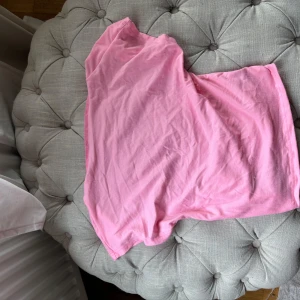 Rosa axelbandslös tubtopp - Söt rosa tubtopp i mjuk bomull, perfekt för varma dagar. Axelbandslös bandeau-modell som sitter snyggt och enkelt. Enkel att matcha med jeans eller kjol för en chill look.