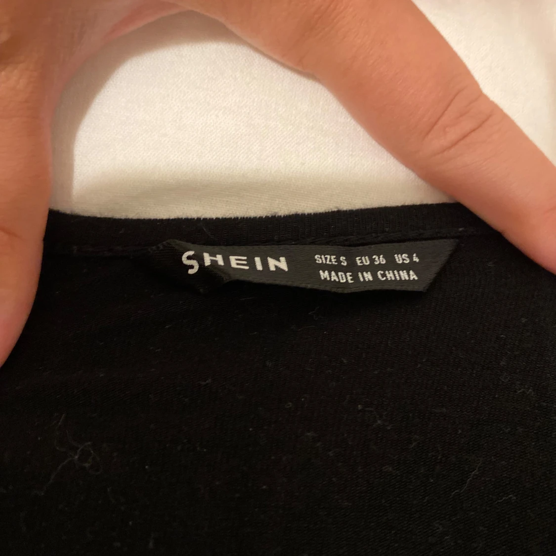 Svart croppad topp från SHEIN - 2