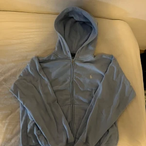 Ljusblå hoodie från Polo Ralph Lauren - inte använd så mycket och bra skicka utan defekter, storlek L men passar mindre.