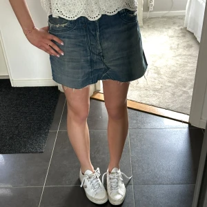 Lågmidjad omsydd jeanskjol  - Heej!! Säljer denna jättesöta omsydda jeanskjolen med låg midja. Det var från början ett par diesel jeans. Passar perfekt nu till sommaren! Midjemåttet är 37 cm pch jag skulle säga att den passar en xs-s. Tveka inte att skriva vid frågor🤗
